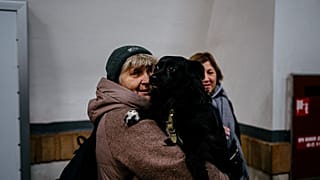 Ucranianos refugiam-se dos mísseis russos em abrigos subterrâneos, Kiev, Ucrânia