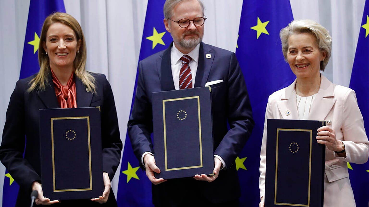 Presidente do Parlamento Europeu, Roberta Metsola, Primeiro-Ministro da Chéquia, Petr Fiala, e Presidente da Comissão Europeia, Ursula von der Leyen, Bruxelas
