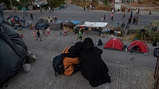 Midilli adasındaki göçmenler kendilerine kalacak yer sağlanması için bekliyor, Yunanistan