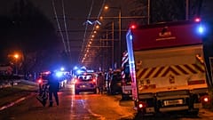 Déploiement de pompiers et de policiers près de l'immeuble ravagé par les flammes à Vaulx-en-Velin (près de Lyon, France), le 16/12/2022