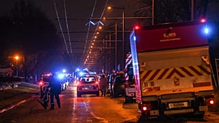Déploiement de pompiers et de policiers près de l'immeuble ravagé par les flammes à Vaulx-en-Velin (près de Lyon, France), le 16/12/2022