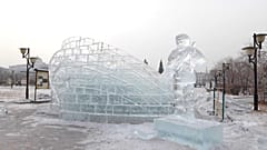Ледяная скульптура солдата в Чите