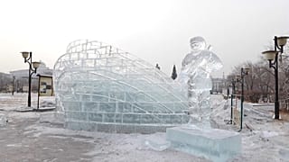 Ледяная скульптура солдата в Чите