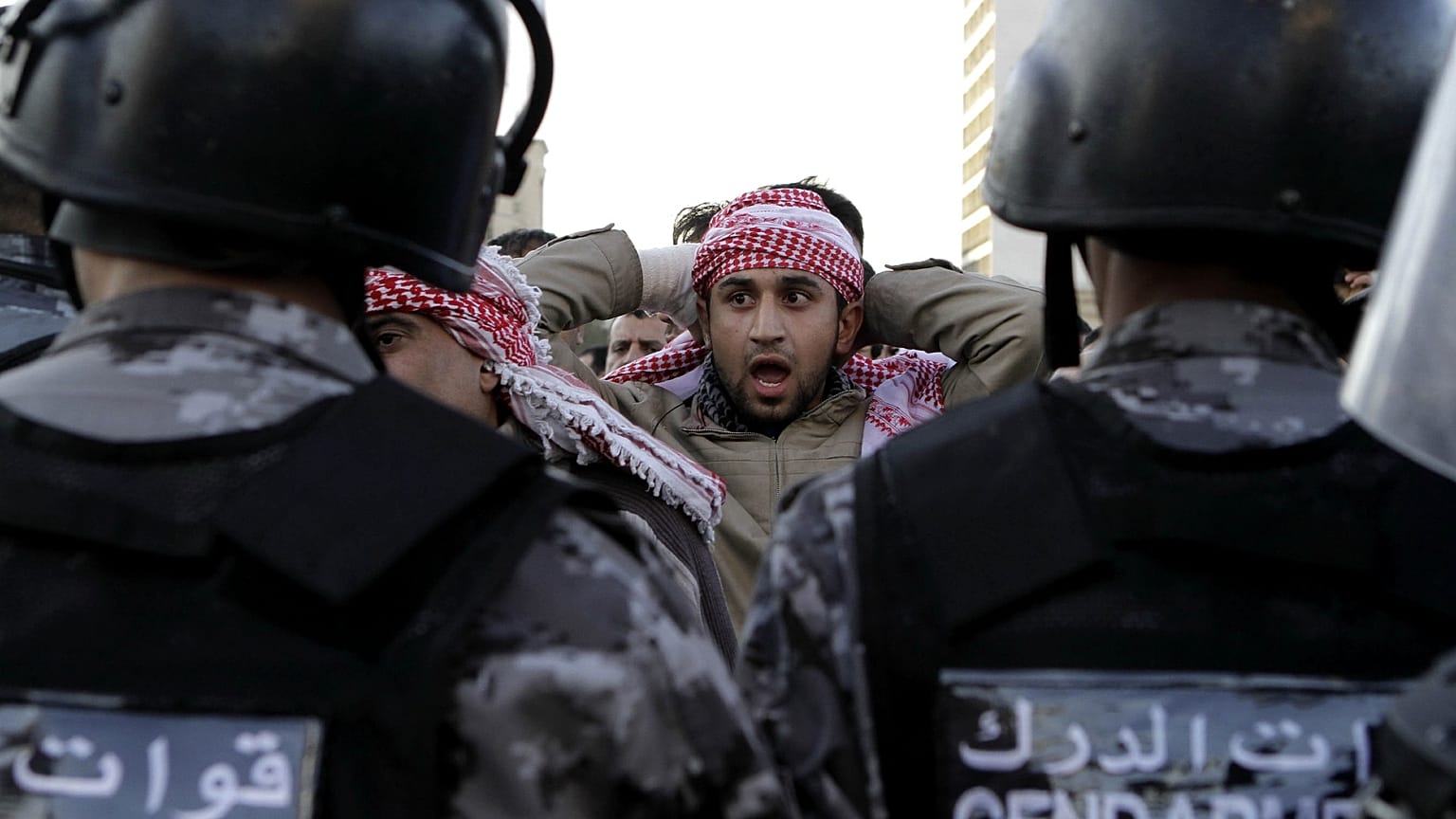 رجال شرطة أردنيون يفرقون متظاهرين أغلقوا طريقاً رئيسياً خلال مظاهرة ضد ارتفاع أسعار الوقود في وسط عمان، الأربعاء 14 نوفمبر 2012