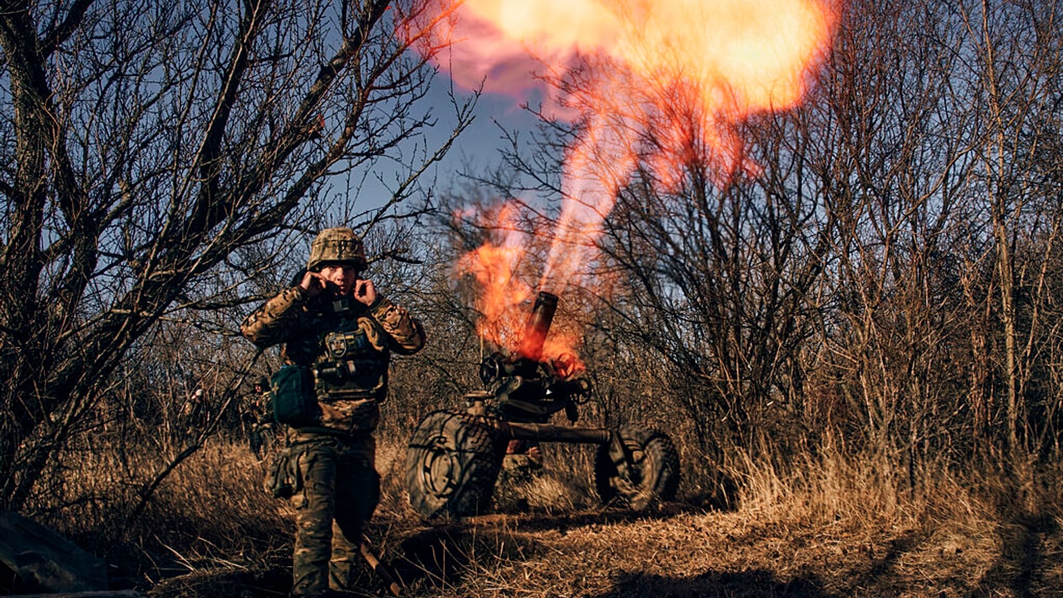 Soldados ucranianos disparan contra posiciones rusas en la región de Donetsk.