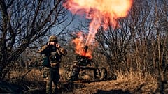 Soldados ucranianos disparan contra posiciones rusas en la región de Donetsk.