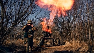 Soldados ucranianos disparan contra posiciones rusas en la región de Donetsk.