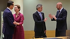 Los líderes europeos se saludan antes de empezar la cumbre.
