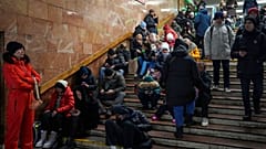 Des personnes se reposent dans une station de métro, utilisée comme abri anti-bombe lors d'une attaque à la roquette à Kiev, en Ukraine, vendredi 16 décembre 2022.