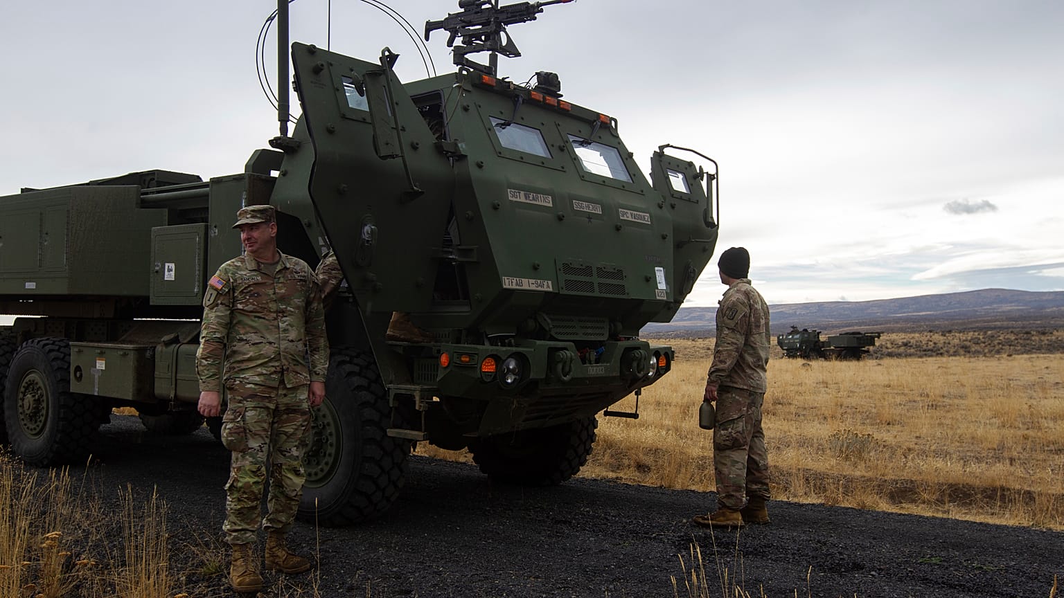 Amerikai katonák a HIMARS tesztelése közben
