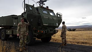 Amerikai katonák a HIMARS tesztelése közben
