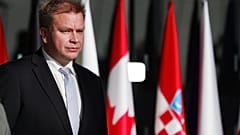Antti Kaikkonen finn védelmi miniszter a 2022 október 12-i NATO-csúcson