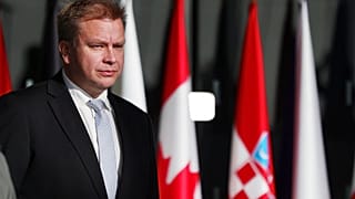 Antti Kaikkonen finn védelmi miniszter a 2022 október 12-i NATO-csúcson