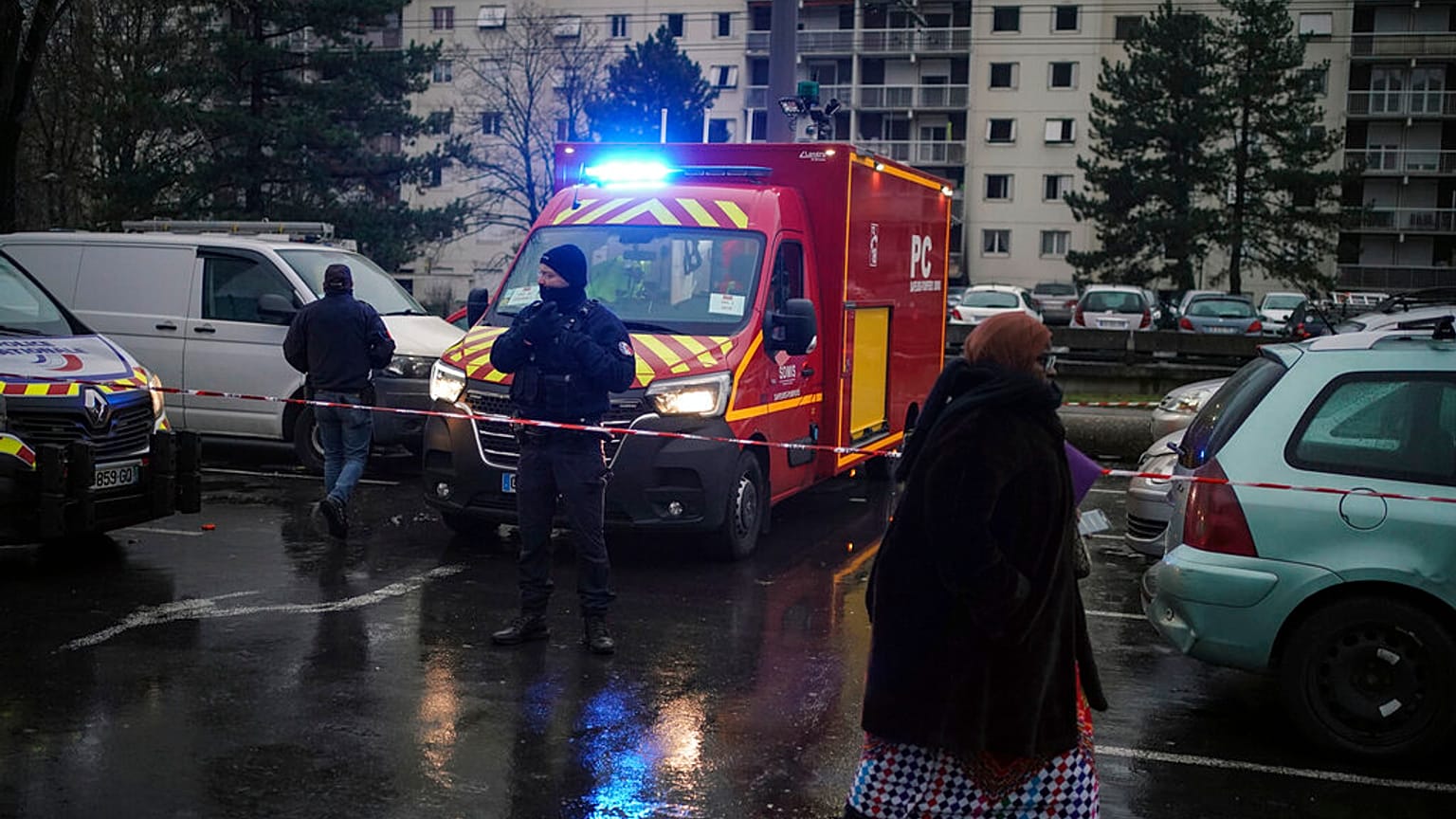 Kigyulladt egy lakótelepi ház a Le Mas du Taureaum szomszédságában, Vauls en Velinben, Lyon külvárosában