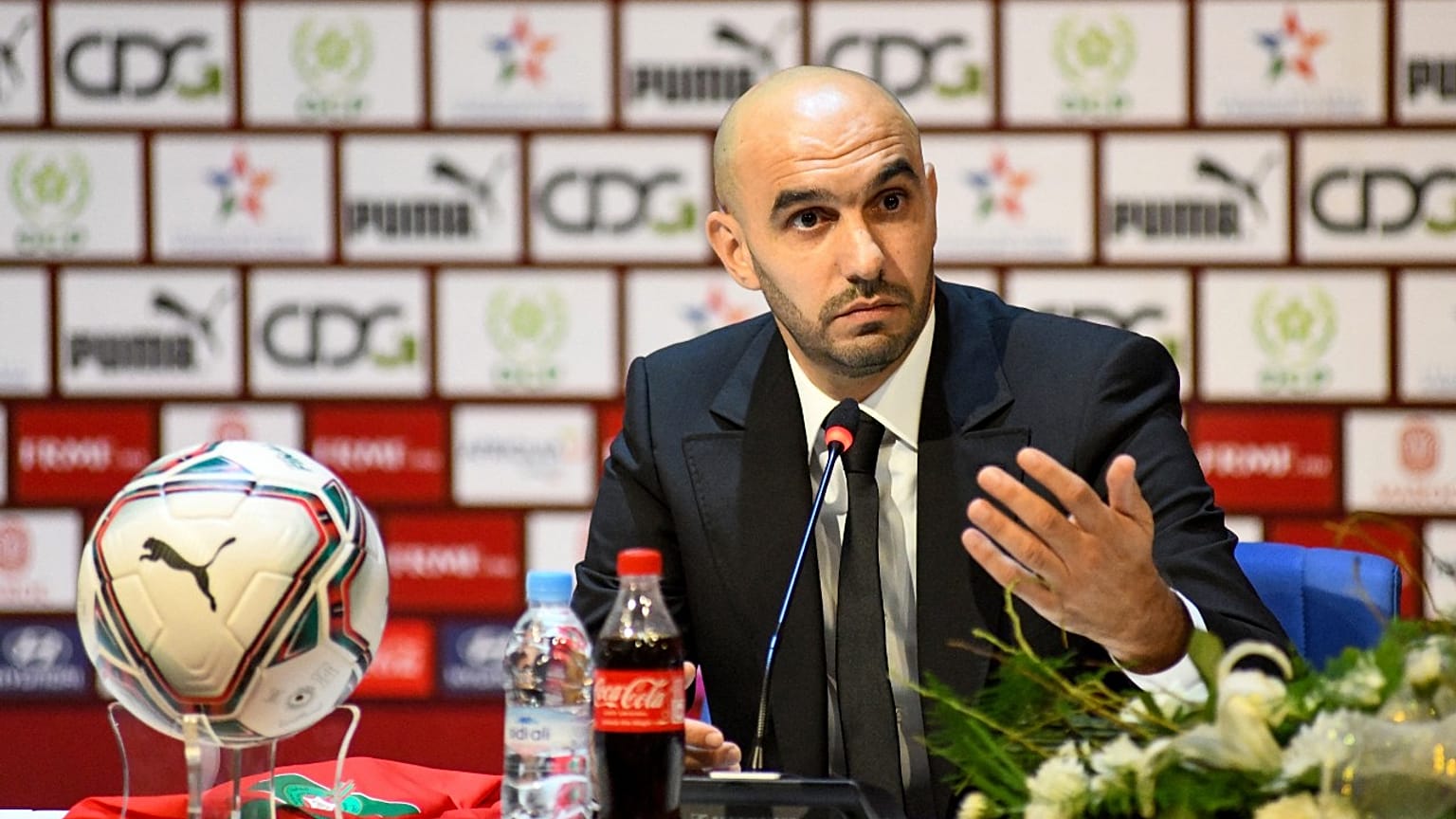  وليد الركراكي، مدرب المنتخب المغربي خلال مؤتمر صحفي في الرباط، المغرب 31أغسطس 2022.