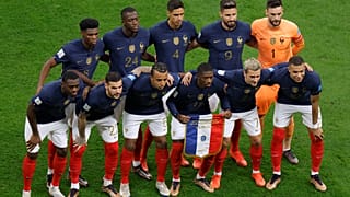 صورة تذكارية لأعضاء المنتخب الفرنسي لكرة القدم قبيل مباراته مع المنتخب المغربي في نصف النهائي من مونديال قطر، 14 ديسمبر 2022.
