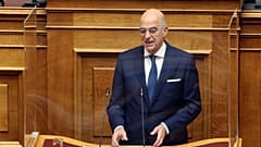 Ο υπουργός Εξωτερικών Νίκος Δένδιας μιλά από το βήμα της Ολομέλειας της Βουλής 