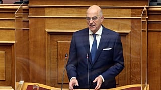 Ο υπουργός Εξωτερικών Νίκος Δένδιας μιλά από το βήμα της Ολομέλειας της Βουλής 