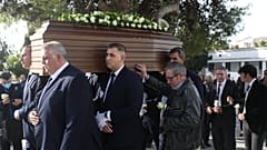 Το φέρετρο με τη σορό στην κηδεία του δημοσιογράφου Γιάννη Διακογιάννη, στο Α' Νεκροταφείο την Παρασκευή 16 Δεκεμβρίου 2022