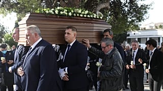 Το φέρετρο με τη σορό στην κηδεία του δημοσιογράφου Γιάννη Διακογιάννη, στο Α' Νεκροταφείο την Παρασκευή 16 Δεκεμβρίου 2022