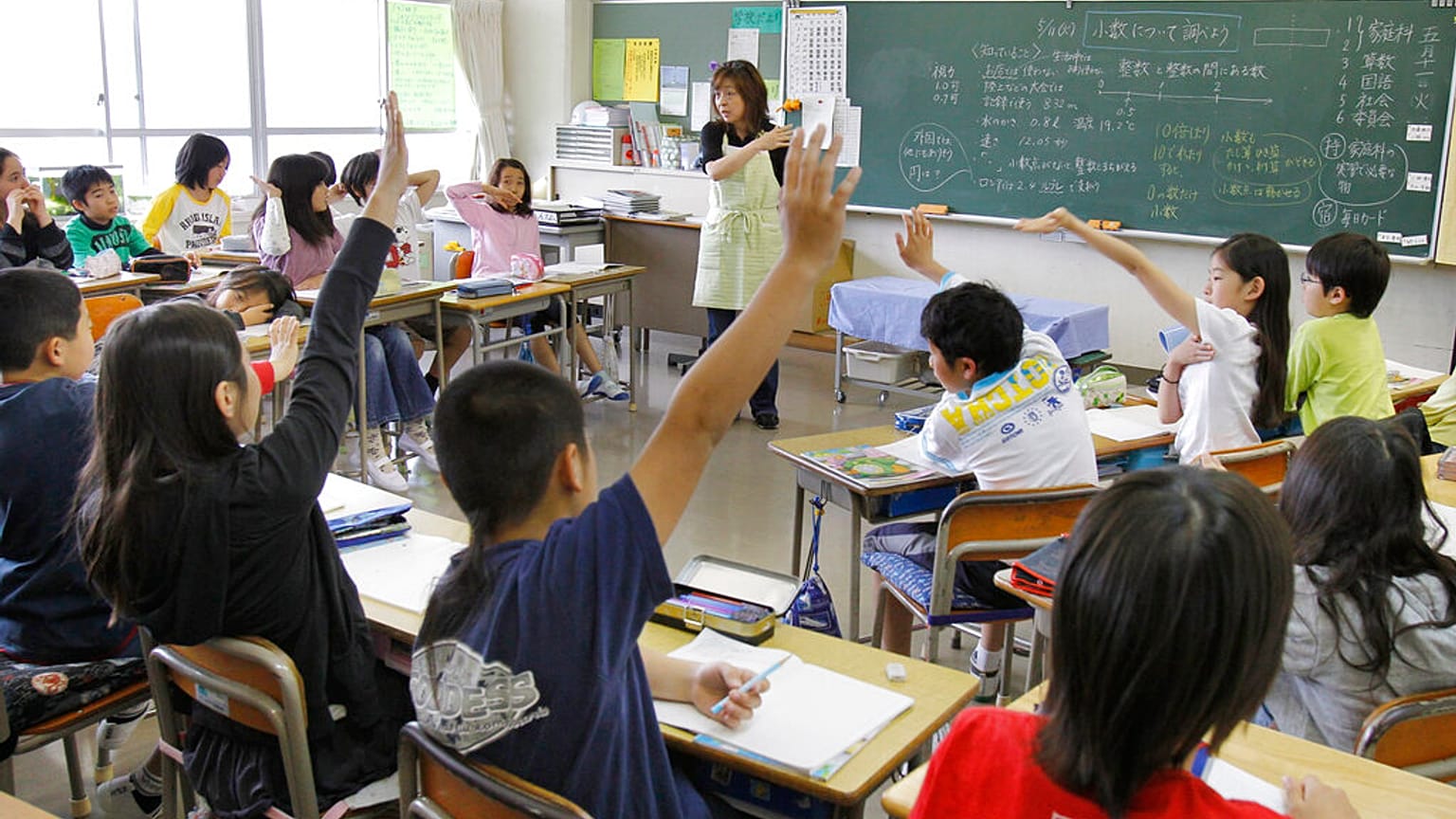 Japonya'nın Yokohama kentindeki Honmoku ilköğretim okulunda görevli öğretmen Kazuyo Arai, ders anlatırken