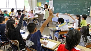 Japonya'nın Yokohama kentindeki Honmoku ilköğretim okulunda görevli öğretmen Kazuyo Arai, ders anlatırken