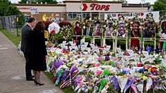 Az USA alelnöke, Kamala Harris férjével egy buffalói lövöldözés helyszínén
