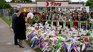 Az USA alelnöke, Kamala Harris férjével egy buffalói lövöldözés helyszínén