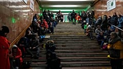 Habitantes abrigam-se em estação de metro de Kiev durante bombardeamento