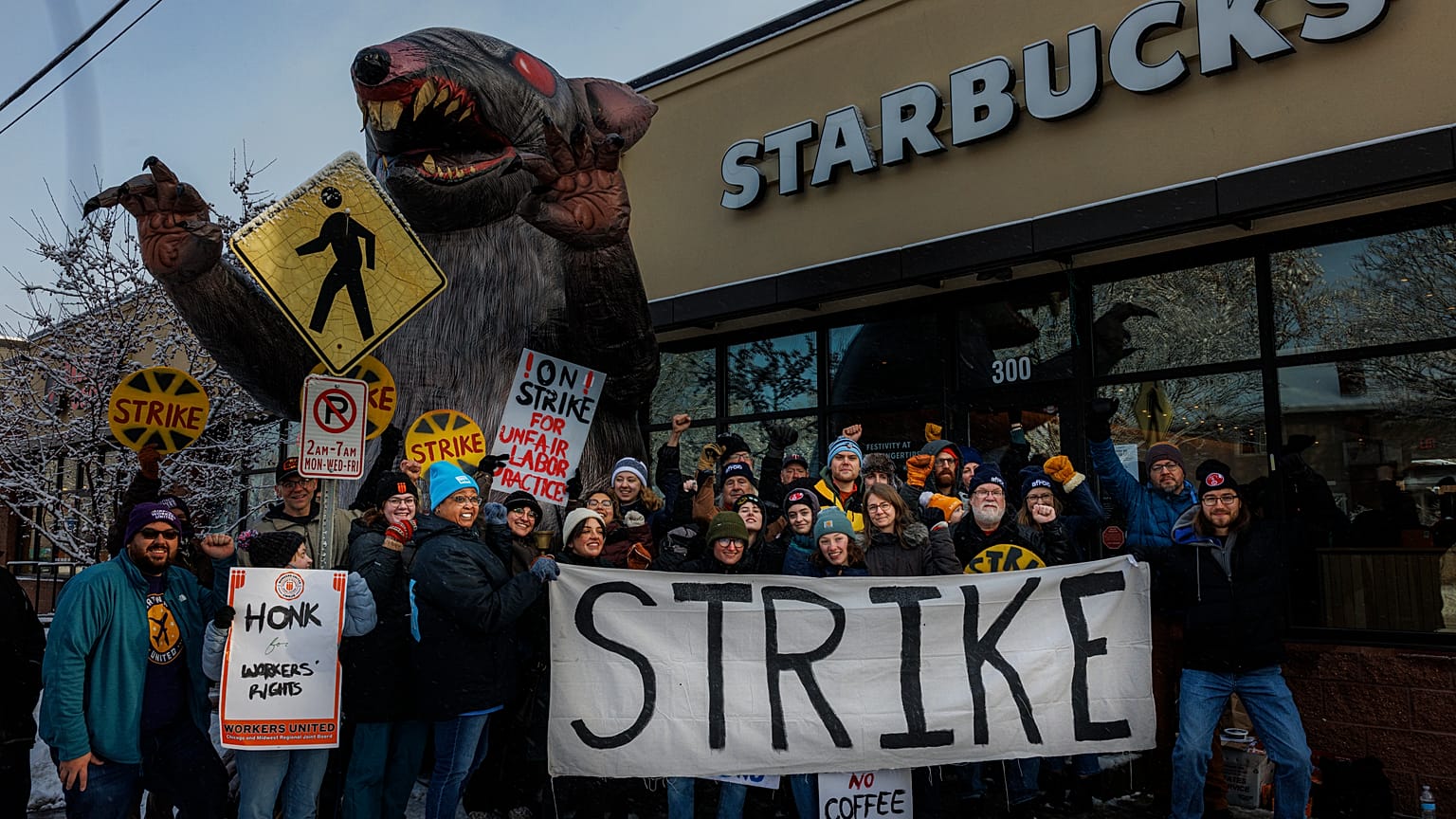 Mitarbeitende einer Starbucks-Filiale in Minnesota legen die Arbeit nieder.