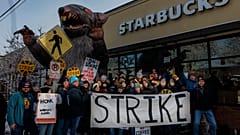 Mitarbeitende einer Starbucks-Filiale in Minnesota legen die Arbeit nieder.