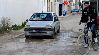 Utcakép Tunisz egyik külvárosában, La Marsában