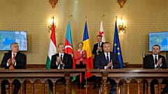 Los firmantes del acuerdo para construir el cable que traerá electricidad desde Azerbaiyán a la UE