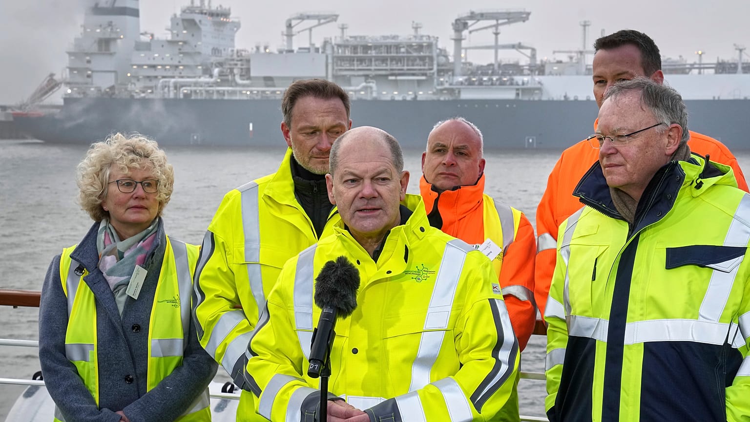 El canciller Olaf Scholz, acompañado de los ministros de Economía y Finanzas, presidió la apertura formal de la terminal este sábado.