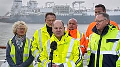 El canciller Olaf Scholz, acompañado de los ministros de Economía y Finanzas, presidió la apertura formal de la terminal este sábado.