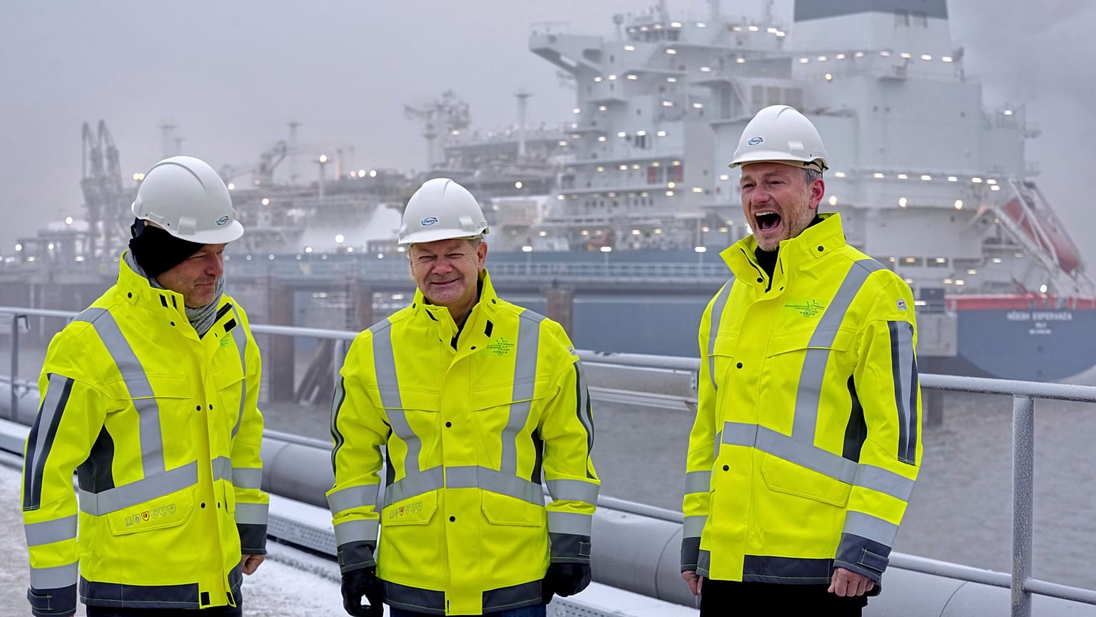 Wirtschaftsminister Robert Habeck, Kanzler Olaf Scholz und Finanzminister Christian Lindner in Wilhelmshaven.