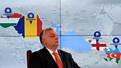 Orbán Viktor magyar miniszterelnök a bukaresti konferencián, mögötte pedig a megállapodásban részt vevő országok