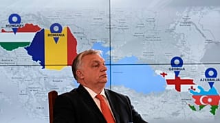 Orbán Viktor magyar miniszterelnök a bukaresti konferencián, mögötte pedig a megállapodásban részt vevő országok
