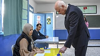 Президент Туниса на избирательном участке