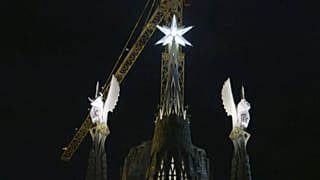 Drei der sechs Türme der Kirche sind jetzt komplett