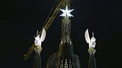 Las torres iluminadas de la Sagrada Familia
