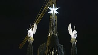 Las torres iluminadas de la Sagrada Familia