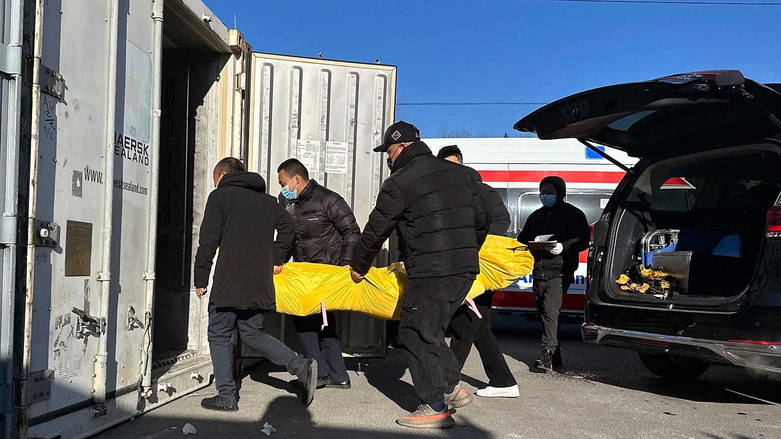 Konténerbe tolnak egy holttestet egy pekingi temetkezési központban