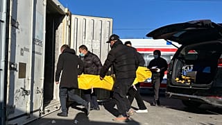 Konténerbe tolnak egy holttestet egy pekingi temetkezési központban