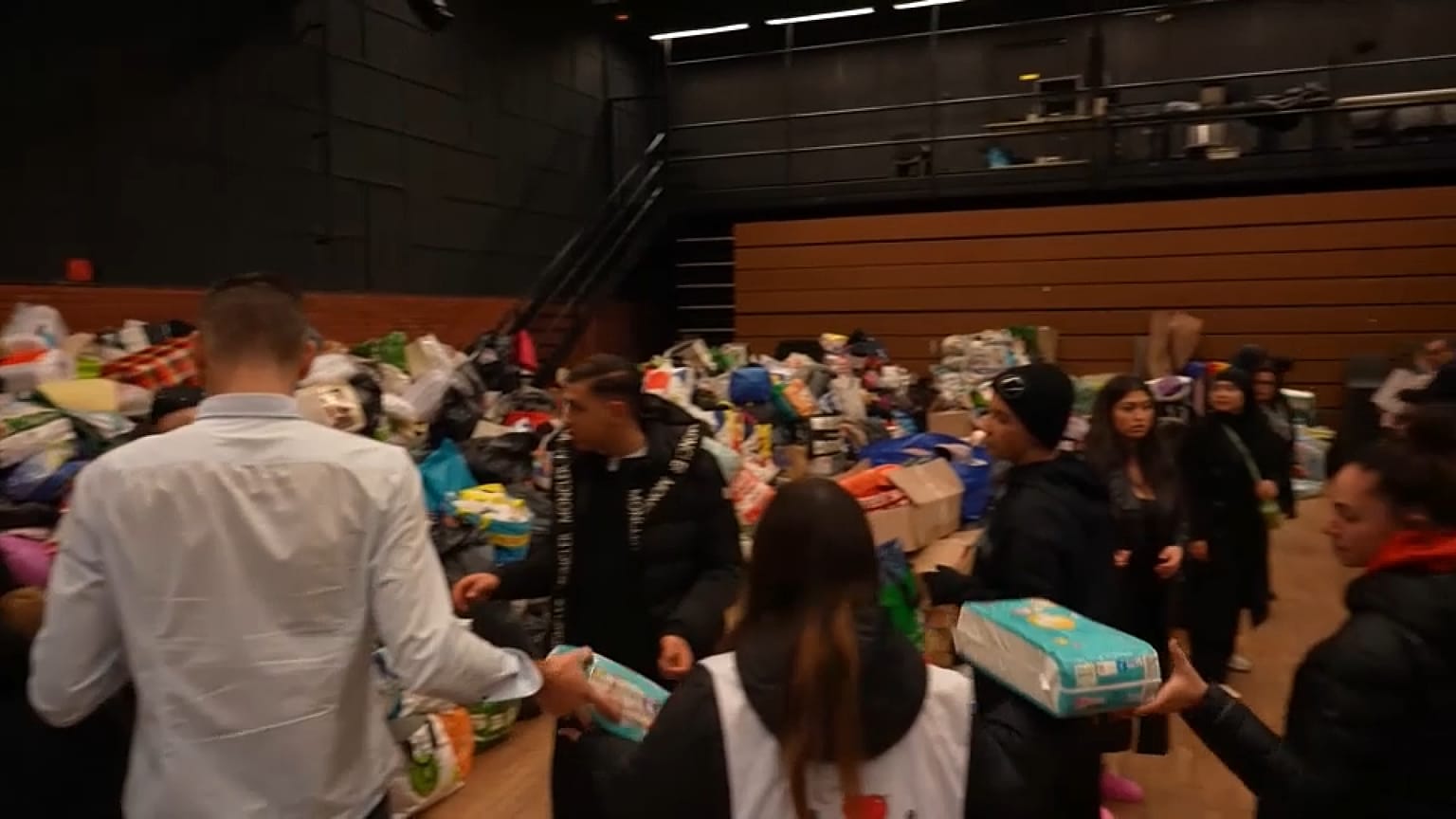 Voluntarios distribuyen ayuda en la localidad francesa de Vaux-en-Velin