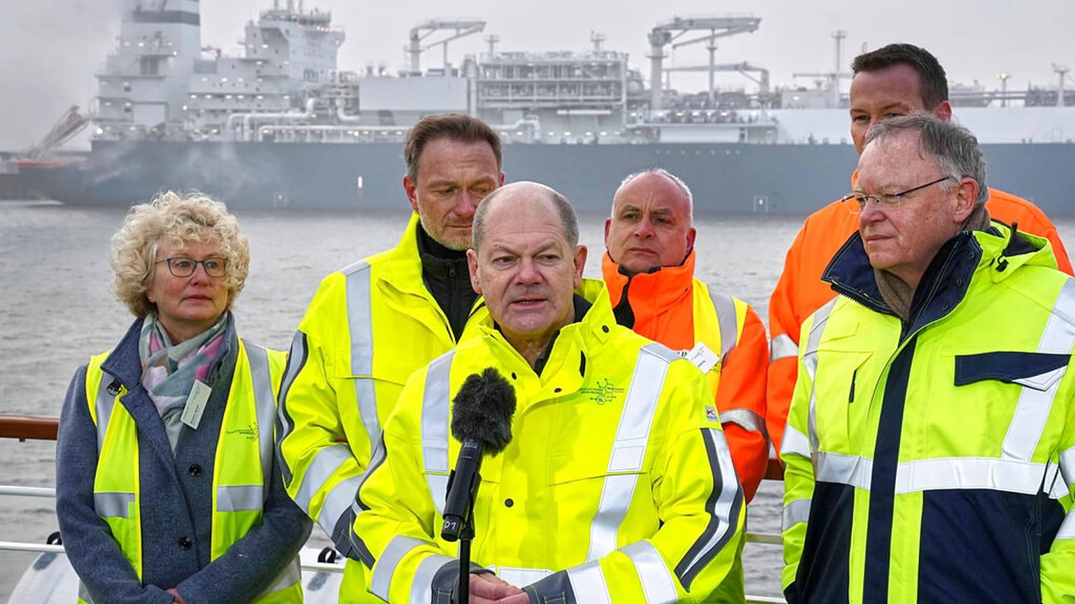 Olaf Scholz, Almanya'nın ilk sıvılaştırılmış doğal gaz (LNG) terminalinin açılışını yaptı