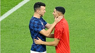 المغربي أشرف حكيمي والكرواتي إيفان بيريسيتش قبل المباراة