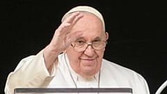 Jorge Bergoglio celebra 86 anos, mas como líder da Igreja Católica preferiu dar prendas