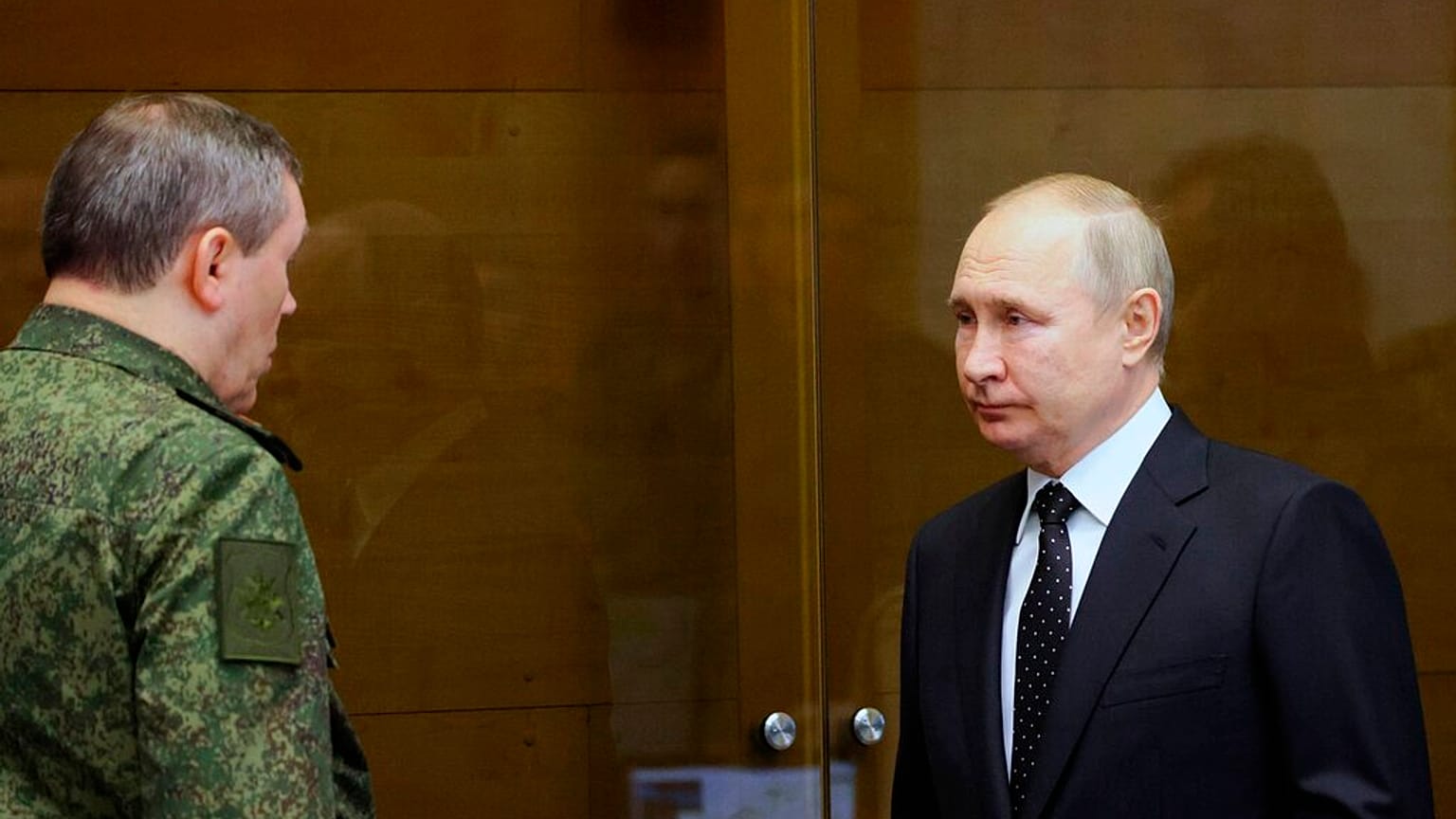 Vladimir Poutine avec le chef d'état major de l'armée russe Valeri Guerassimov, lieu non défini, le 16 décembre 2022