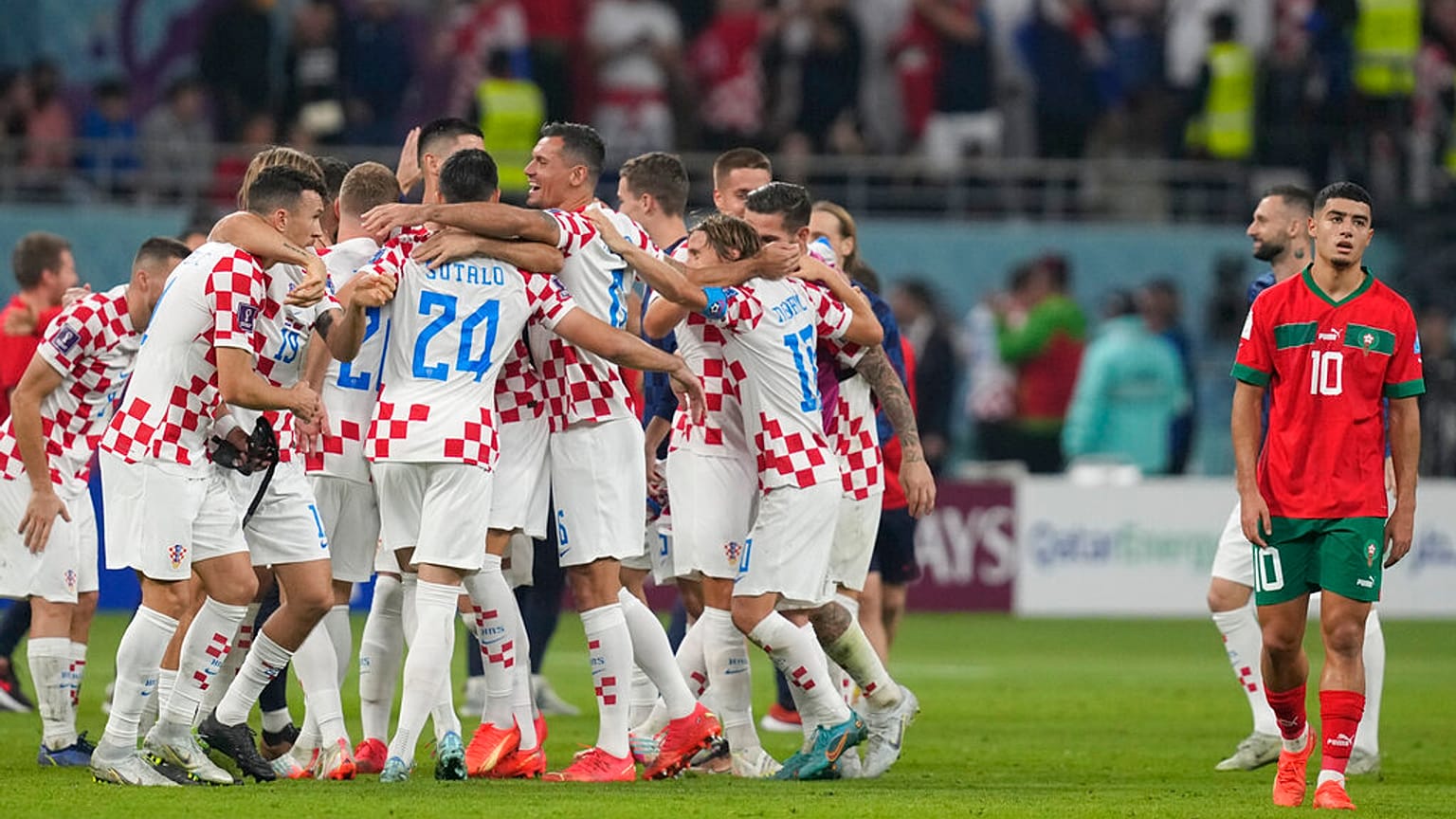 La selección croata celebra su victoria frente a Marruecos en la batalla por el tercer puesto en el mundial de Catar
